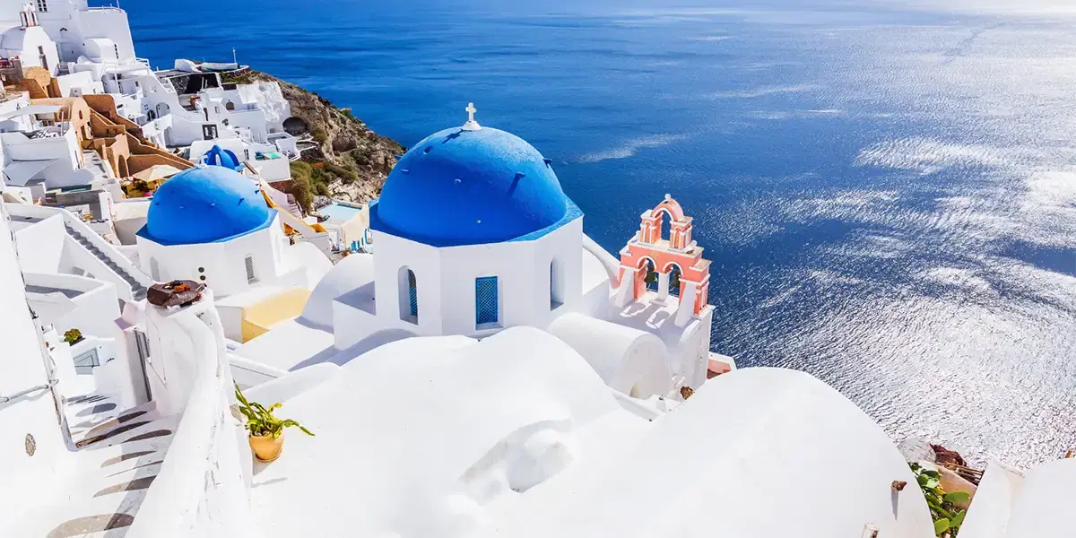 Santorini Summer Retreat with Stunning Caldera Moments